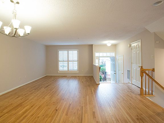 3rd image of 10028 Vanderbilt Cir