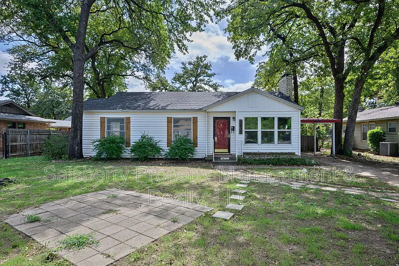 3 bed, 1.0 bath, 1257 sqft, $1,900 — Photo 2
