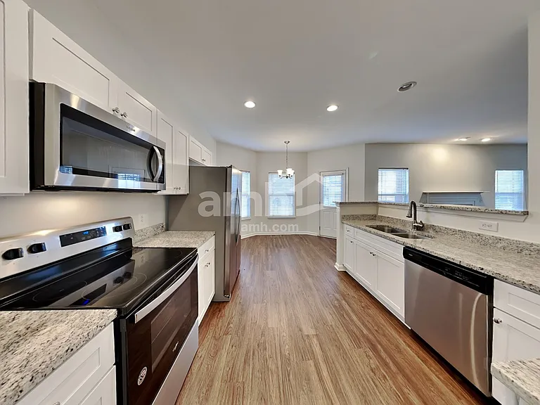 1502 Halifax Dr — Photo 3