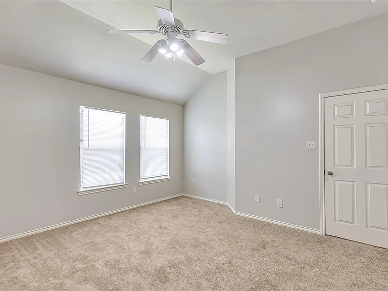 706 Woodport Ln — Photo 17