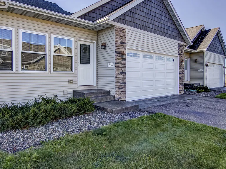 956 Parkland Dr — Photo 15