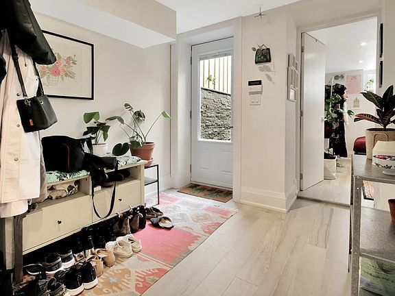 5th image of 1053 College St #B