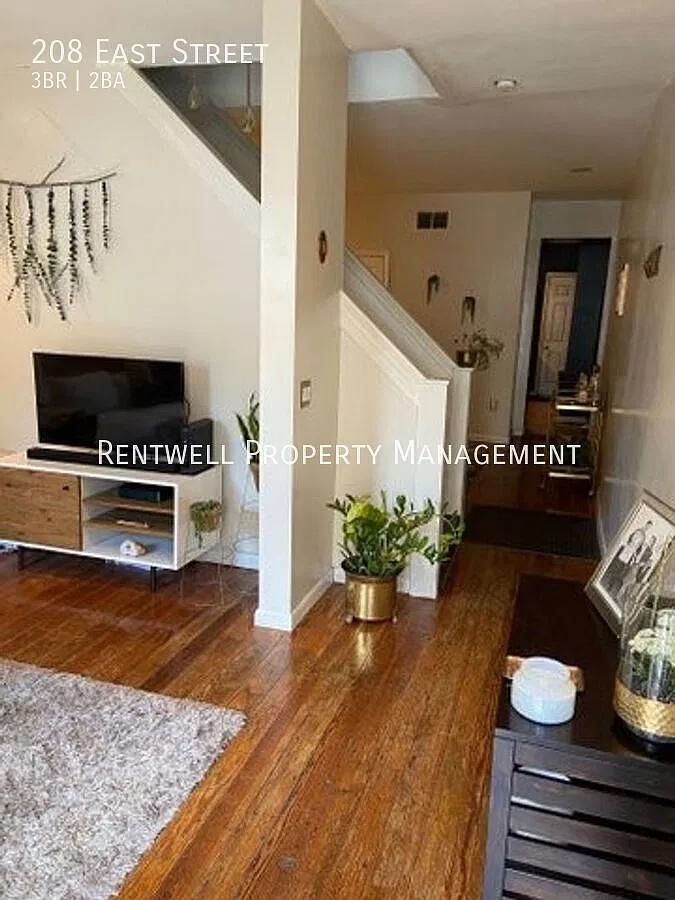 3 Bedroom Renovated Townhome with Charming Finishes — Photo 4