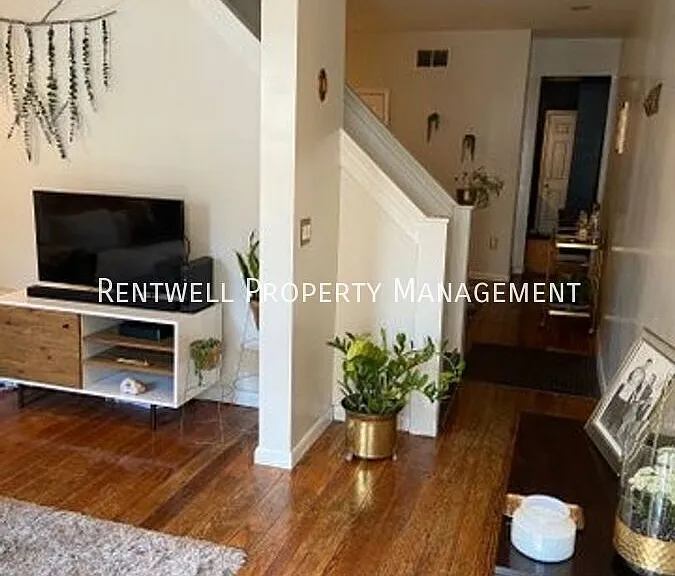 208 East St — Photo 8