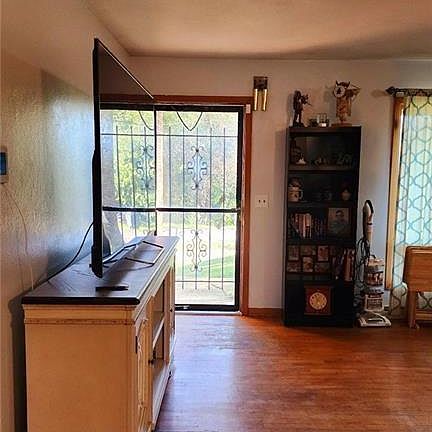 4th image of 3909 E Hills Dr