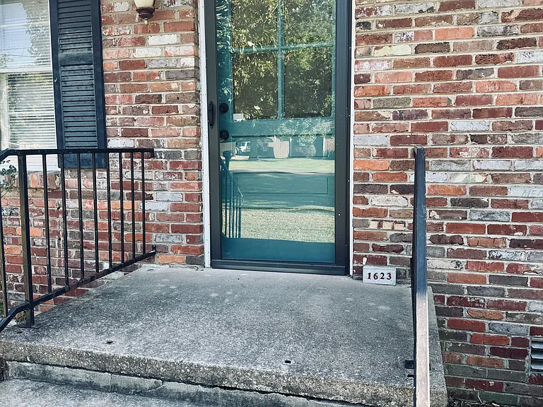 1623 Edgewood Dr — Photo 3