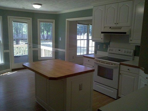 Lovely Kitchen w/ Island 