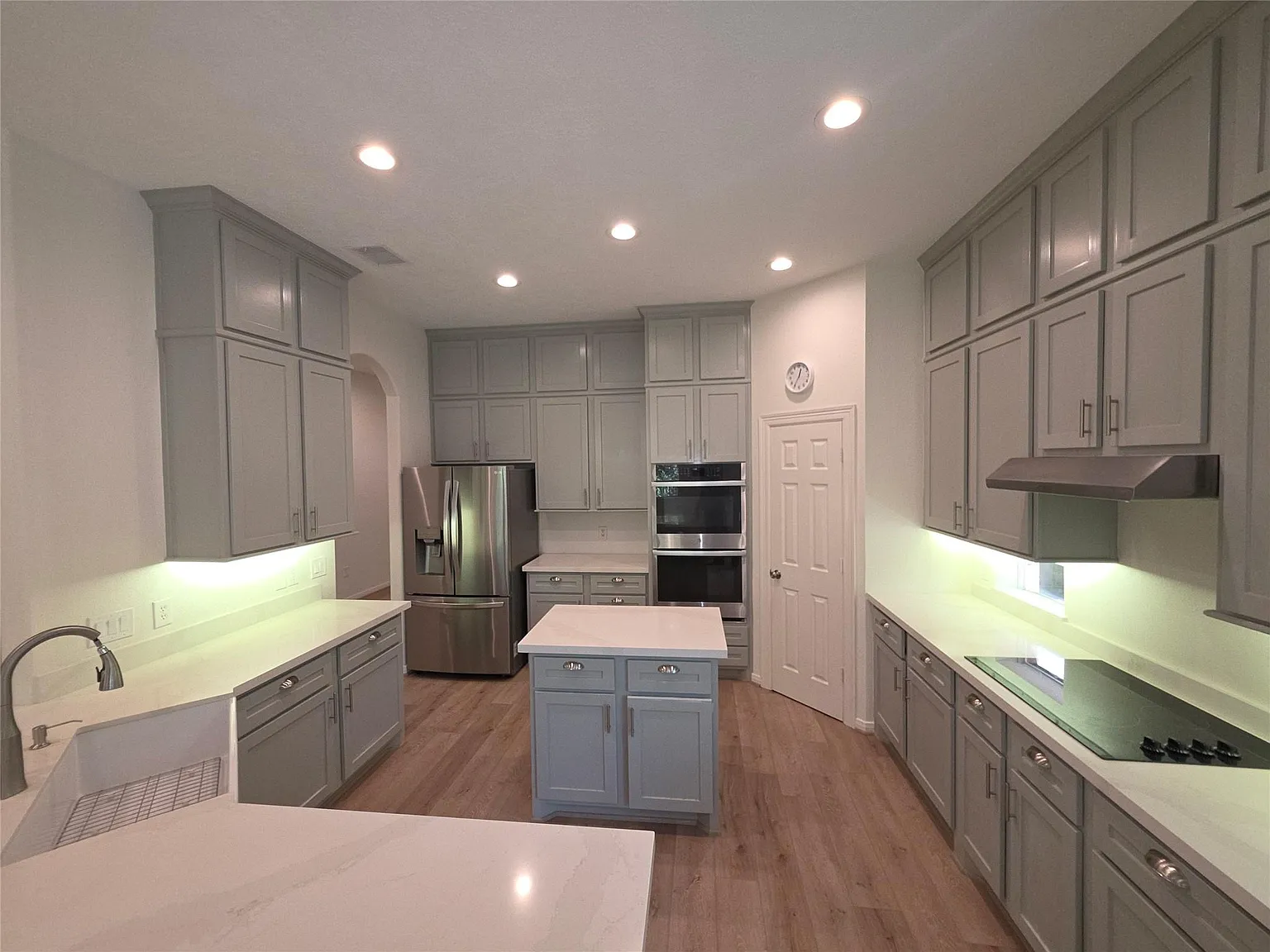 3 bed, 2.0 bath, 2499 sqft, $3,000 — Photo 4