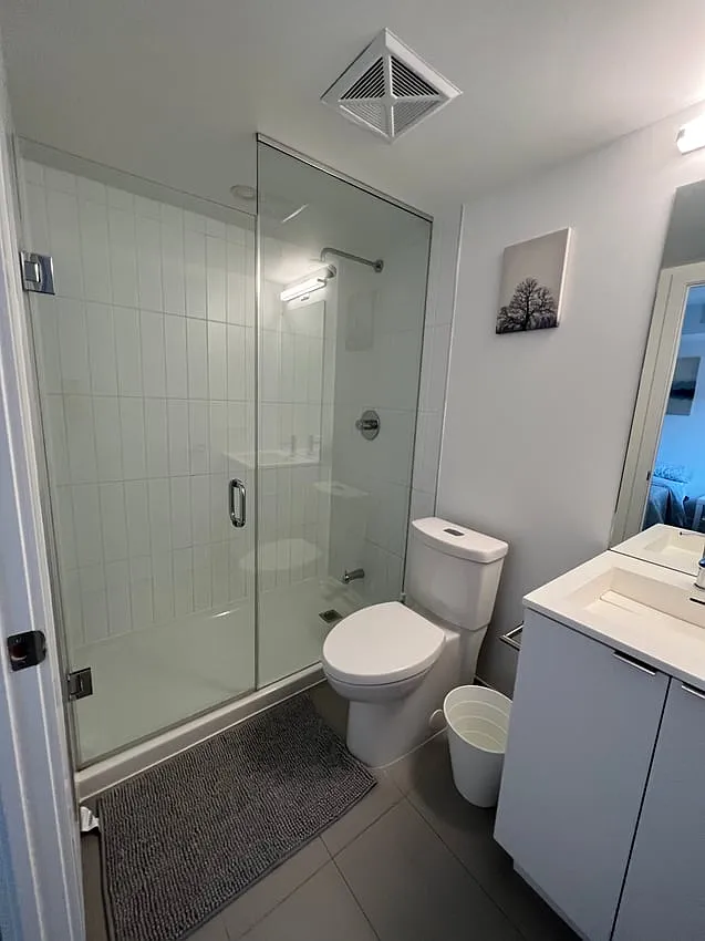 Master Room - Dunfield Ave & Eglinton Ave E — Photo 3