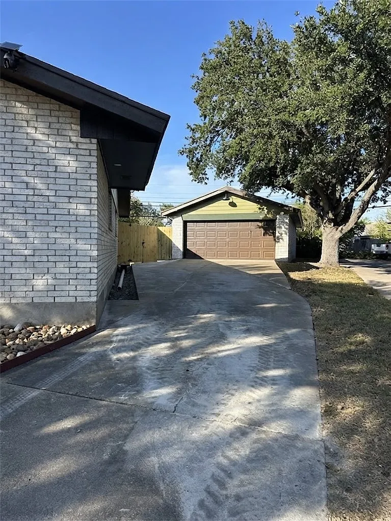 3 bed, 2.5 bath, 2330 sqft, $2,750 — Photo 4