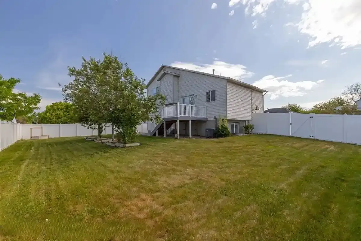 4 bed, 3.5 bath, 1919 sqft, $2,400 — Photo 3