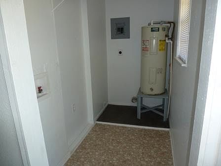 Utility area/Washer Dryer Connections