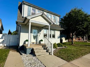 955 1st St, Wyandotte, MI 48192