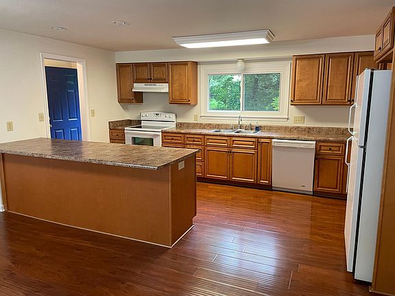 3rd image of 5585 W Old 106th St