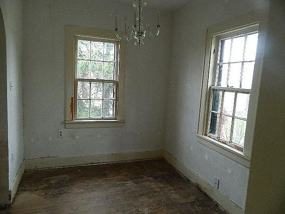 5th image of 2911 Glenmore Ave