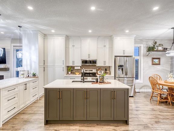 4th image of 119 SE Stonegate Cres NW