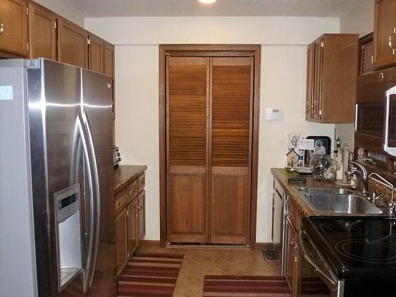 3rd image of 284 Gilchrist Ave