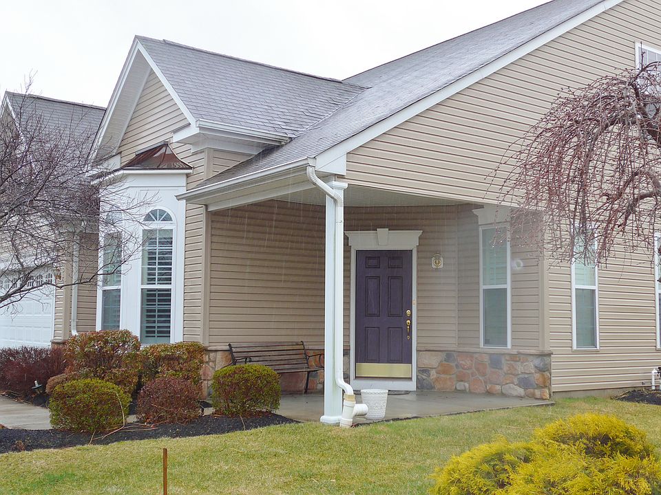 2nd image of 19 Buckingham Dr