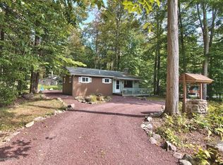154 Sweet Briar Rd, Pocono Pines, PA 18350