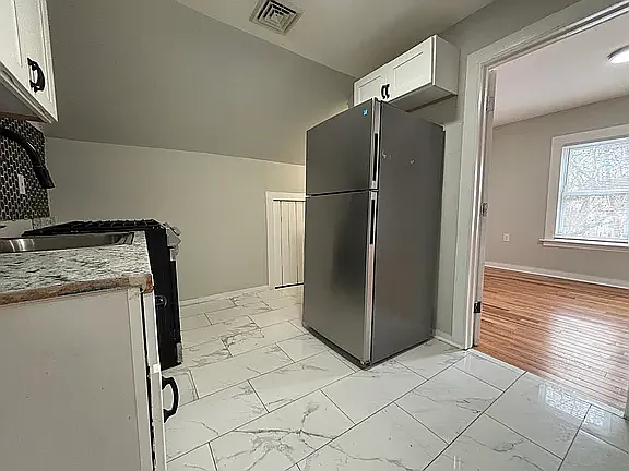 3 bed, 1000 sqft, $1,750 — Photo 2