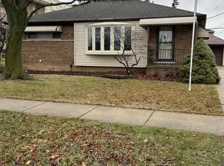 2780 Syckelmoore St, Trenton, MI 48183