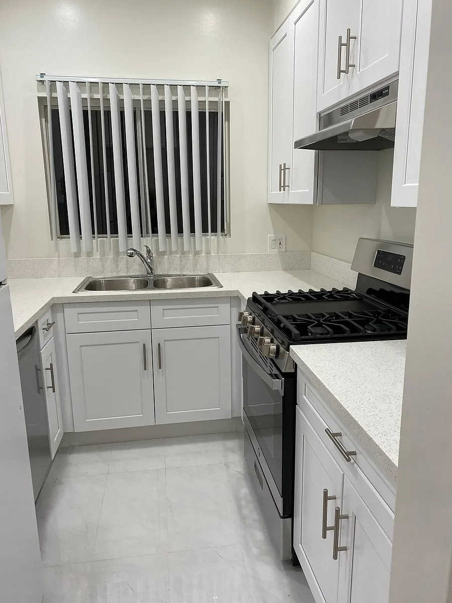 Building Photo - 12849 Bloomfield St #5