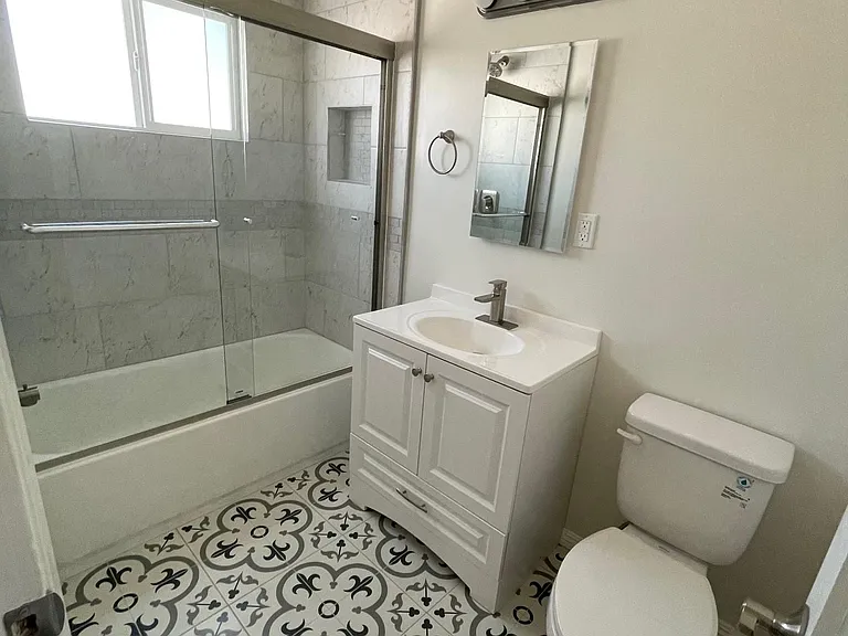 1433 Yale St #E — Photo 15