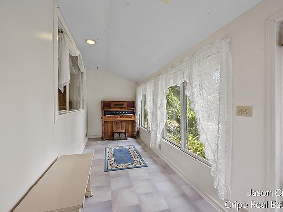 3rd image of 928 E Brierwood St