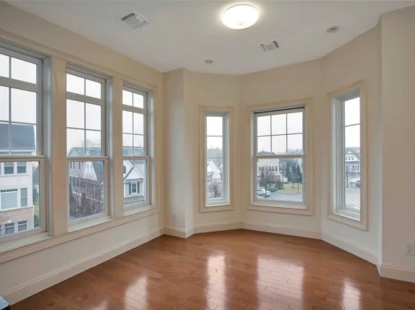 325 Roosevelt Way, Westbury, NY 11590