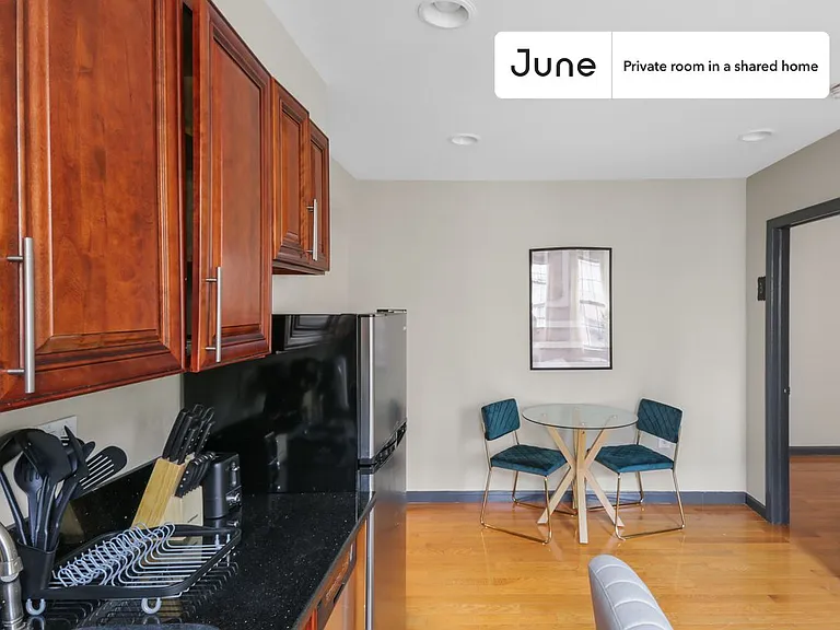 226 E 7th St #A — Photo 10