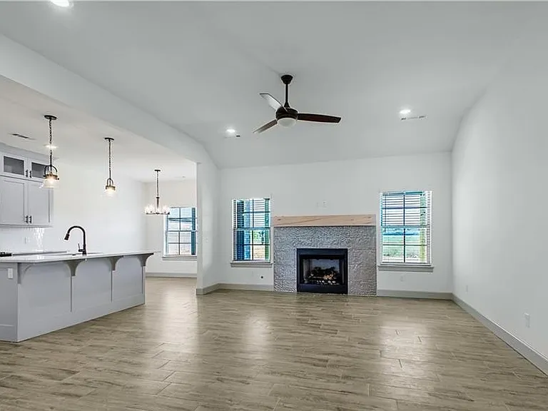1000 Tracey Ln — Photo 2