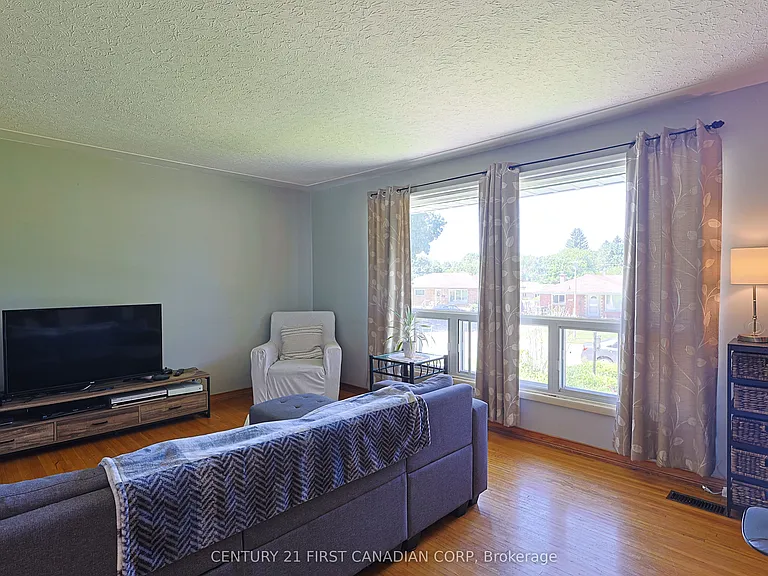 268 Burlington Cres — Photo 3