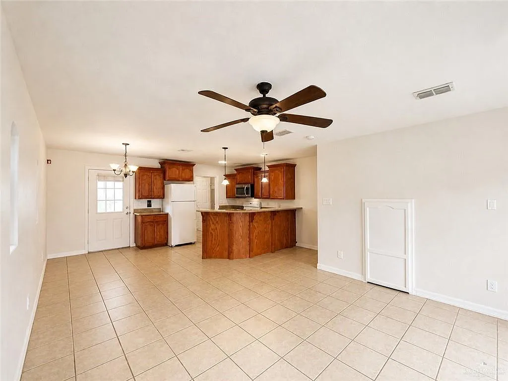 2 bed, 2.5 bath, 1200 sqft, $900 — Photo 2