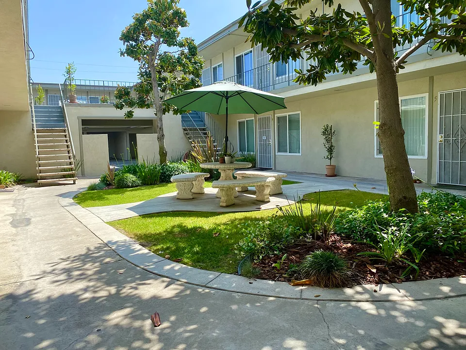 4002 Howard Ave #8