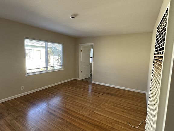 4th image of 135-137 Redwood Ave #17575025