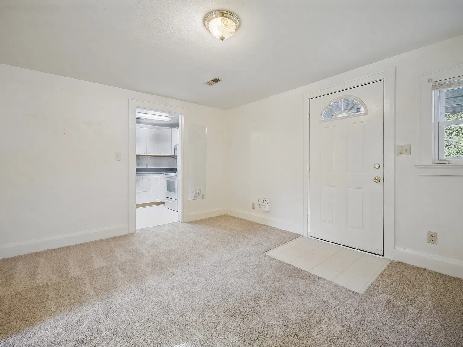2 bed, 840 sqft, $1,600 — Photo 2