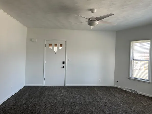 945 E Garden St, Freeport, IL 61032