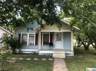 701 Nelson St, Yoakum, TX 77995