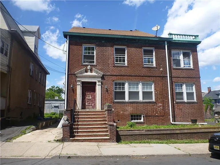 15 Vernon Ave #3 — Photo 1