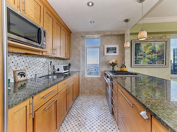 4th image of 400 E 70th St APT 3701