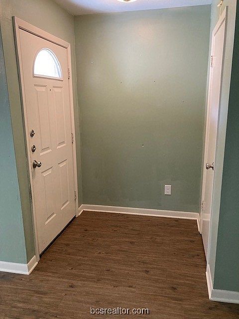 1st image of 2323 De Lee St APT 32
