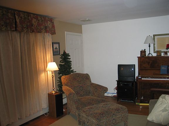 lvg rm, toward frnt door