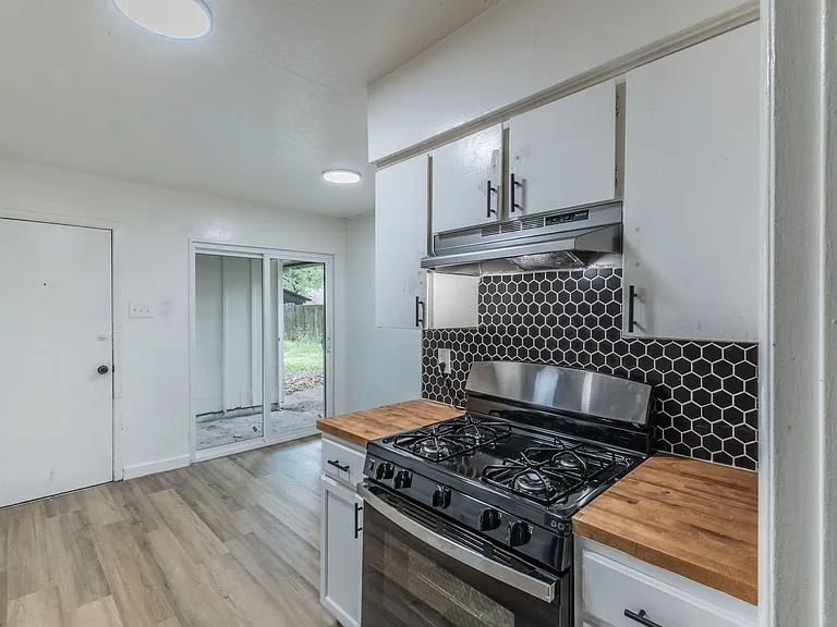 7516 Olusta Dr — Photo 6