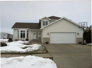 660 Evergreen Dr, Grand Forks, ND 58201