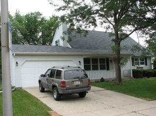 525 N Airlite St, Elgin, IL 60123