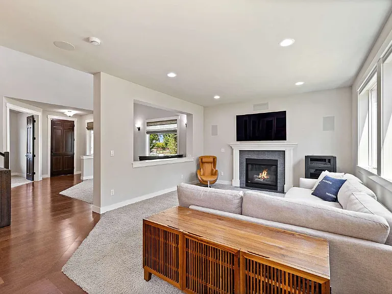 1020 Hill St — Photo 8