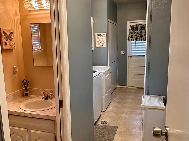 6942 Leslee Crest Dr — Photo 19