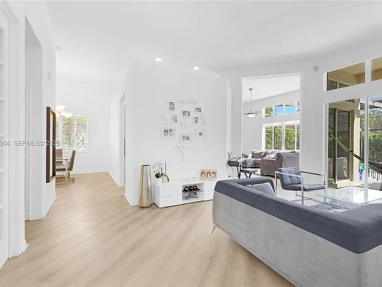 1102 Camellia Cir — Photo 4