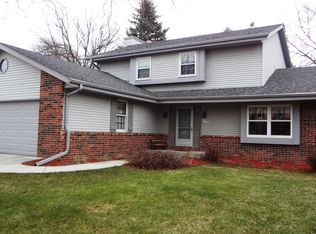 N77W15565 Crossway Dr, Menomonee Falls, WI 53051