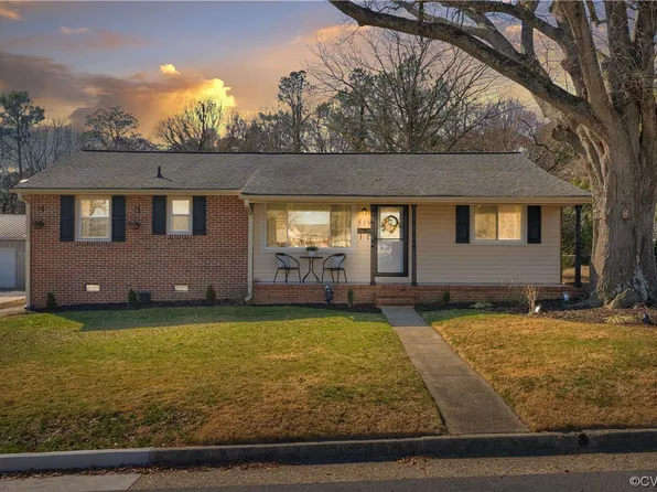 519 Old Town Dr, Colonial Heights, VA 23834